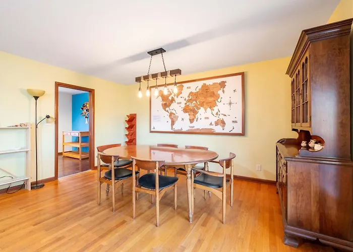 Spacious 4br With Bbq Yard Near Golf Course