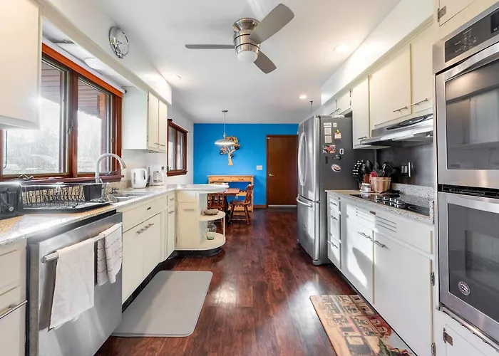 Spacious 4br With Bbq Yard Near Golf Course * Rockford
