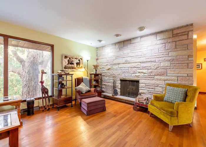 Spacious 4br With Bbq Yard Near Golf Course Rockford