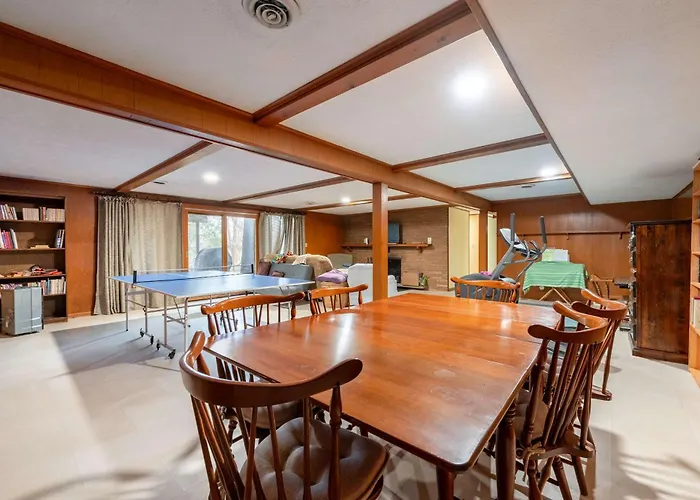 Spacious 4br With Bbq Yard Near Golf Course