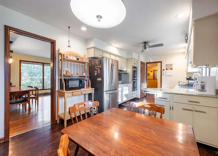Holiday home Spacious 4br With Bbq Yard Near Golf Course