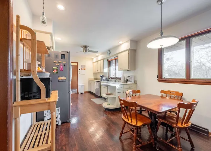 Spacious 4br With Bbq Yard Near Golf Course Holiday home Rockford