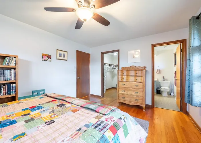 Spacious 4br With Bbq Yard Near Golf Course Rockford