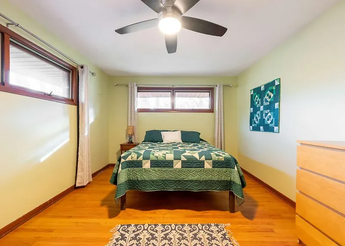 Spacious 4br With Bbq Yard Near Golf Course Holiday home