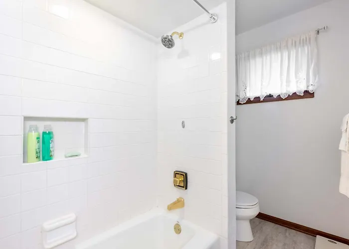 Spacious 4br With Bbq Yard Near Golf Course Holiday home *