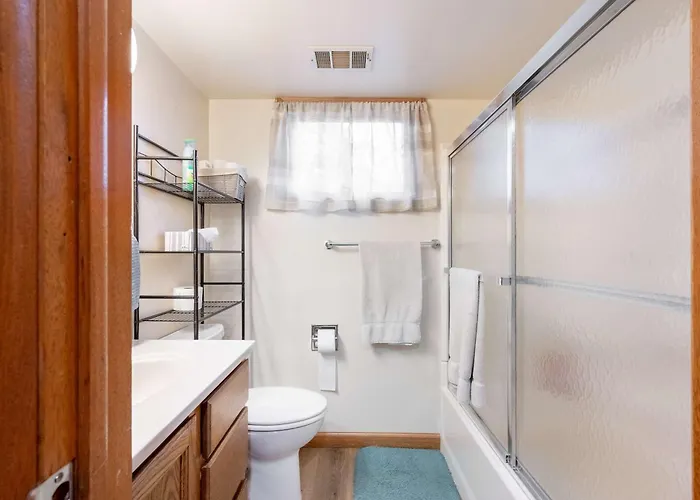 Spacious 4br With Bbq Yard Near Golf Course